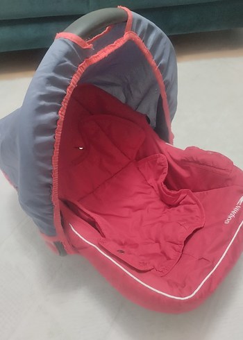 9- 18 kg Beden Kırmızı ve Gri Bebek Oto Koltuğu