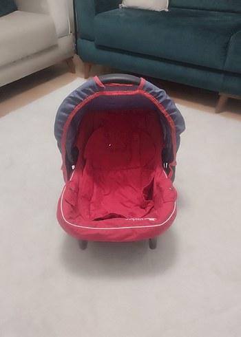 Kırmızı ve Gri Bebek Oto Koltuğu