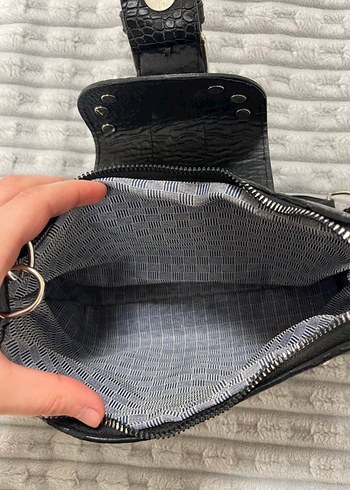 Siyah Parlak Yılan Desenli Tokalı Deri Çanta - Görsel 3