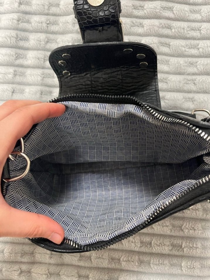 Siyah Parlak Yılan Desenli Tokalı Deri Çanta - Görsel 3