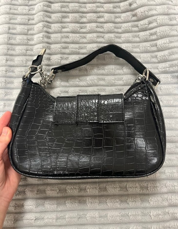 Siyah Parlak Yılan Desenli Tokalı Deri Çanta - Görsel 4