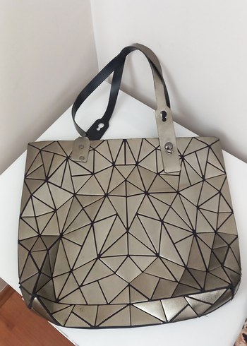 Tokalı Bej Geometrik Desenli Deri Çanta