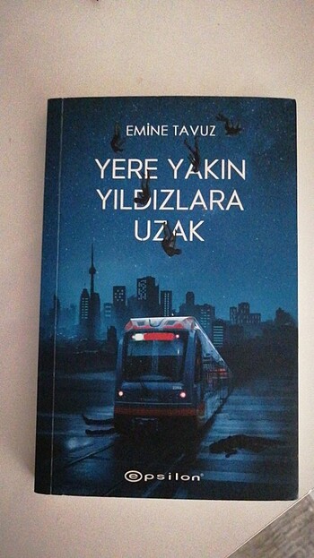 Yere yakin yıldızlara uzak kitap