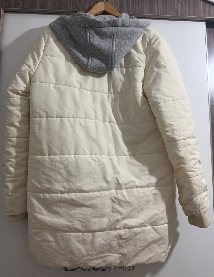 Gri Kapüşonlu Beyaz Fermuarlı Kadın Mont - Görsel 2