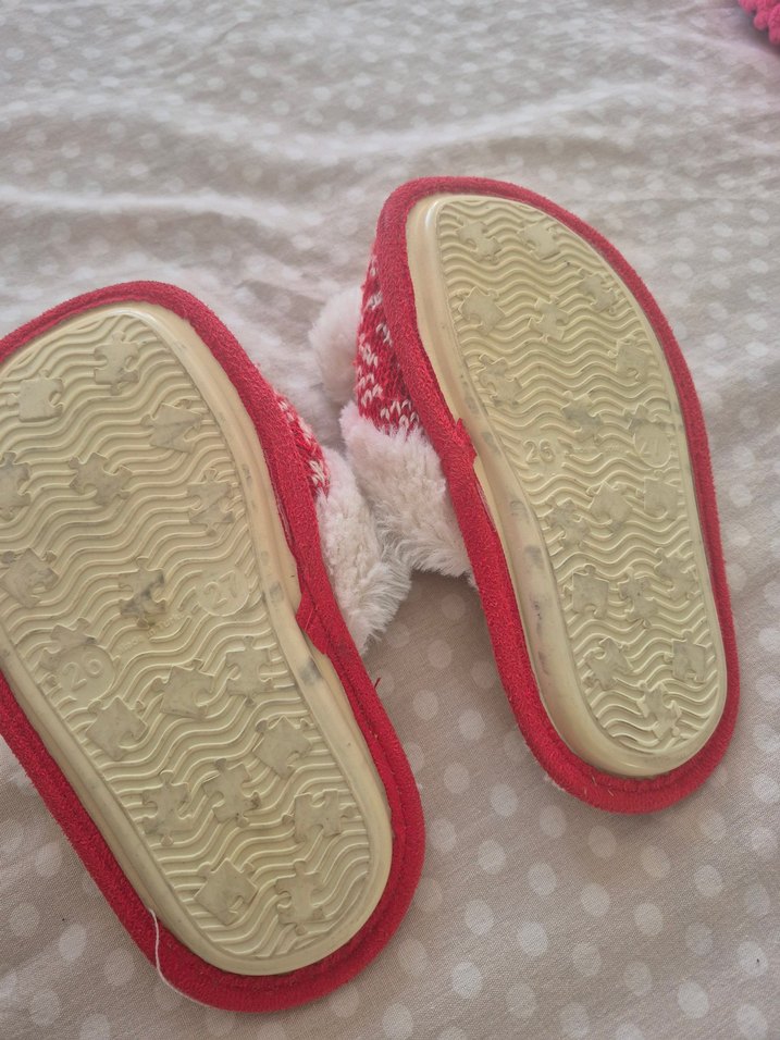Kırmızı Nakışlı Örgü Çocuk Ev Terlikleri - Görsel 3