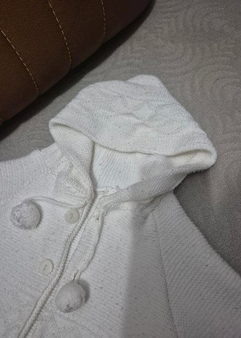 Çocuk Beyaz Kapüşonlu Düğmeli Hırka - Görsel 2