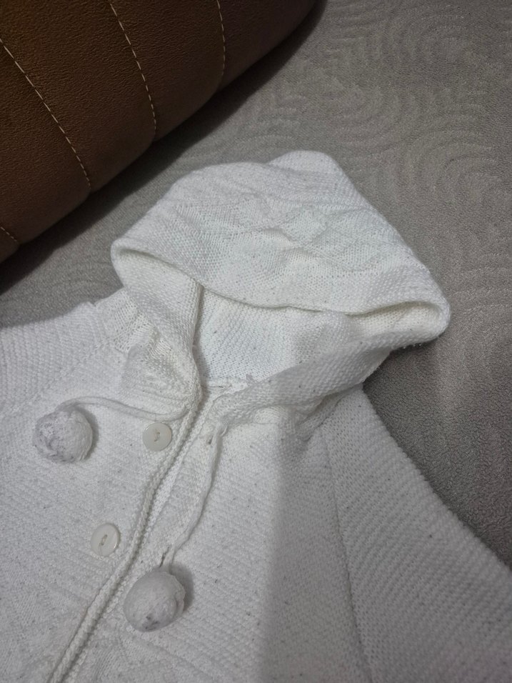 Çocuk Beyaz Kapüşonlu Düğmeli Hırka - Görsel 2