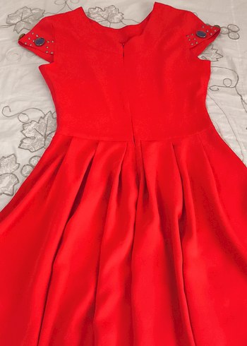 Kısa Kollu Kırmızı Nakışlı Mini Elbise - Görsel 3