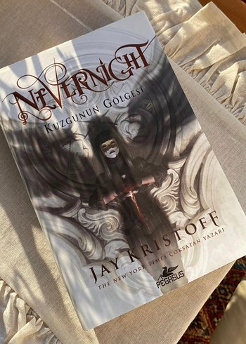 Nevernight - Kuzgunun Gölgesi Roman