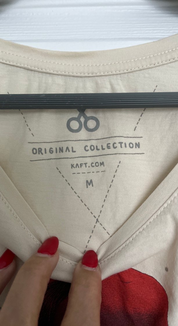 Düğmeli, baskılı, kısa kollu kadın tişört - Görsel 2