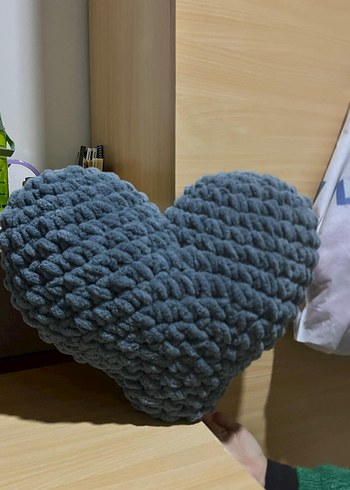 Gri Kalp Şekilli Örgü Dekoratif Yastık - Görsel 2