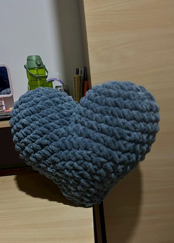 Gri Kalp Şekilli Örgü Dekoratif Yastık - Görsel 3