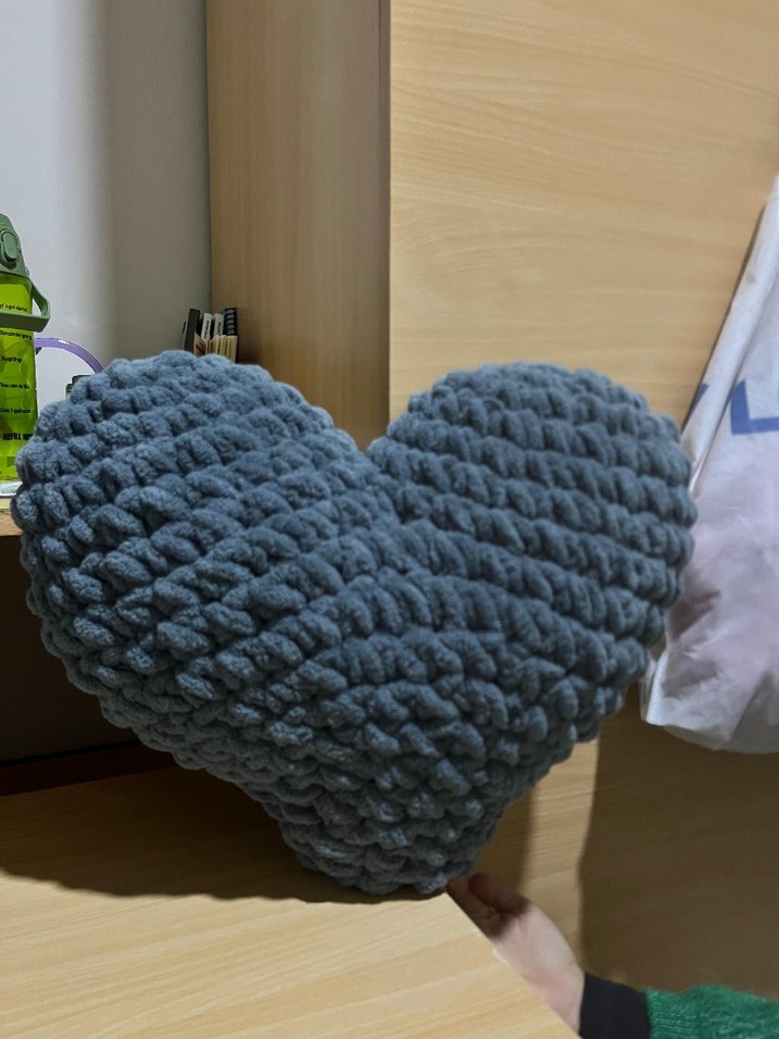 Gri Kalp Şekilli Örgü Dekoratif Yastık - Görsel 2