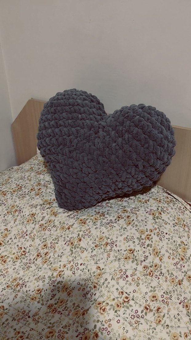 Gri Kalp Şekilli Örgü Dekoratif Yastık - Görsel 4