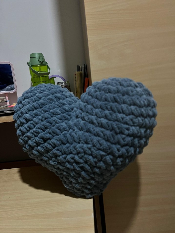 Gri Kalp Şekilli Örgü Dekoratif Yastık - Görsel 3