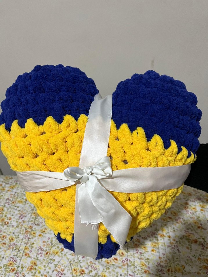 Renkli İşlemeli Kalp Şeklinde Yastık - Görsel 3