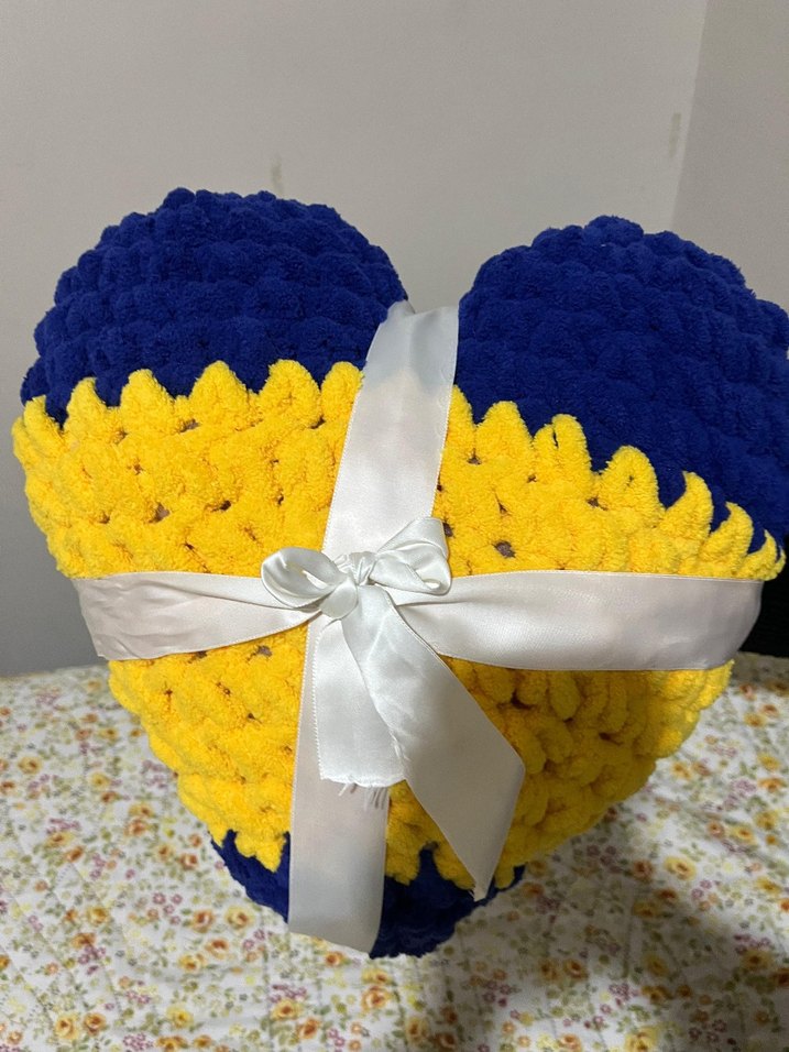 Renkli İşlemeli Kalp Şeklinde Yastık - Görsel 2