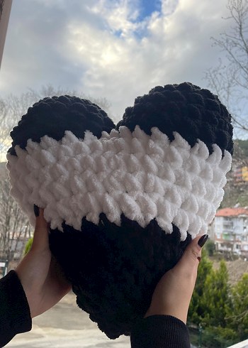 Siyah Kalp Şekilli Yumuşak Yastık - Görsel 4