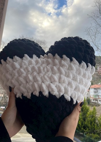 Siyah Kalp Şekilli Yumuşak Yastık - Görsel 3