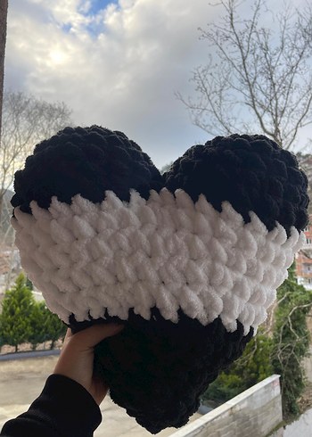 Siyah Kalp Şekilli Yumuşak Yastık - Görsel 2