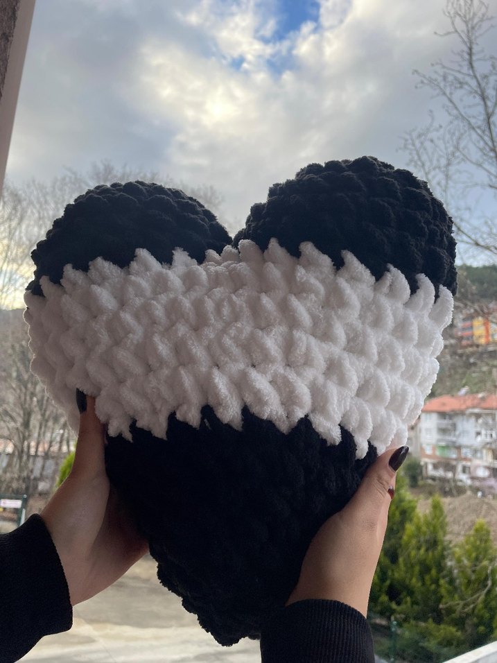 Siyah Kalp Şekilli Yumuşak Yastık - Görsel 4