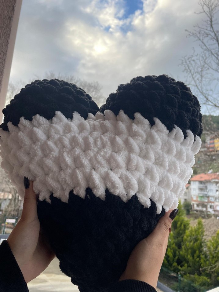 Siyah Kalp Şekilli Yumuşak Yastık - Görsel 3