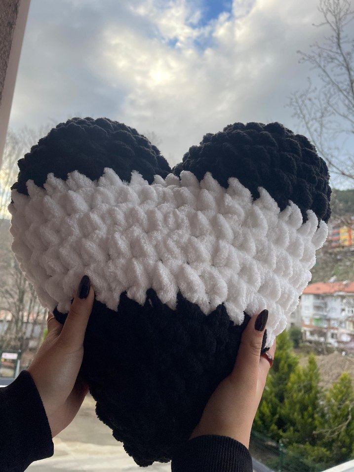Siyah Kalp Şekilli Yumuşak Yastık - Görsel 5