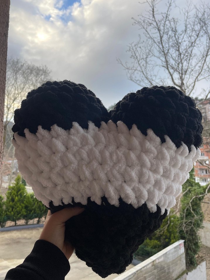 Siyah Kalp Şekilli Yumuşak Yastık - Görsel 2