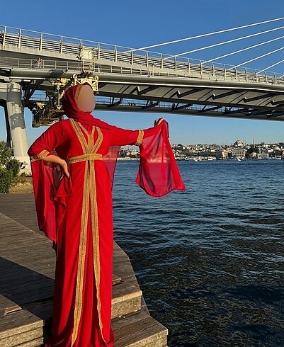 Kırmızı gold detaylı yöresel elbise,