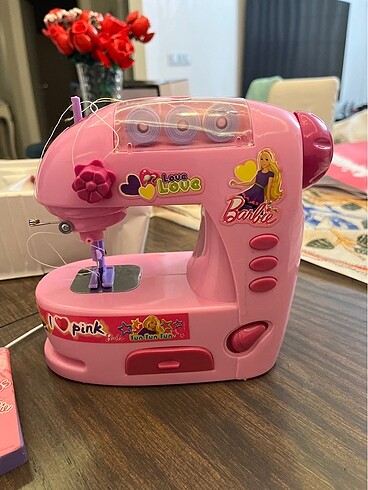 Barbie Barbie Dikiş Makinesi ve Ütü Seti