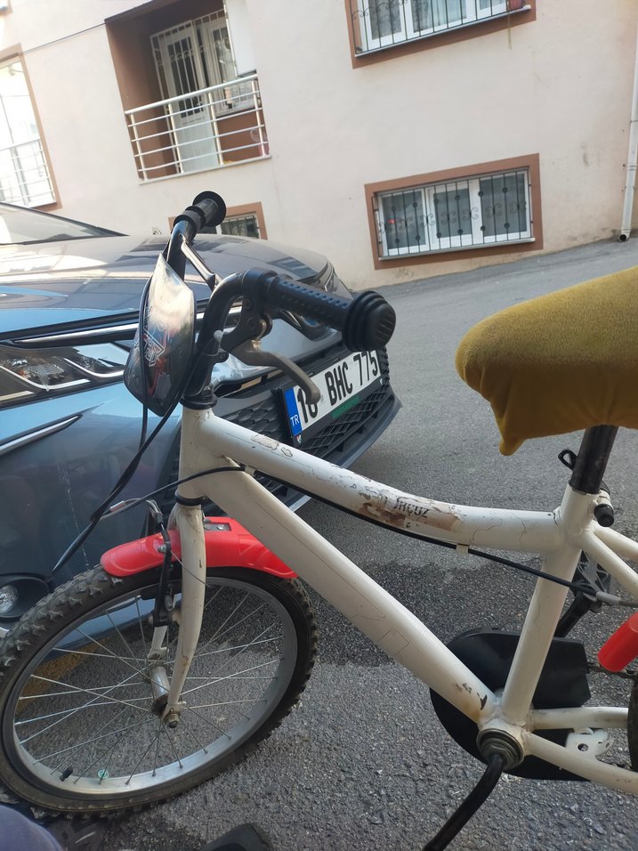 Beyaz Renkli Dört Tekerlekli Bisiklet - Görsel 2