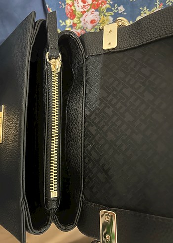 Tommy Hilfiger Siyah TOMMY HILFIGER Deri Tokalı Kadın Çanta