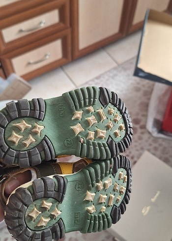 22 Beden sarı Renk Sarı Gri Tokalı Erkek Çocuk Sandalet
