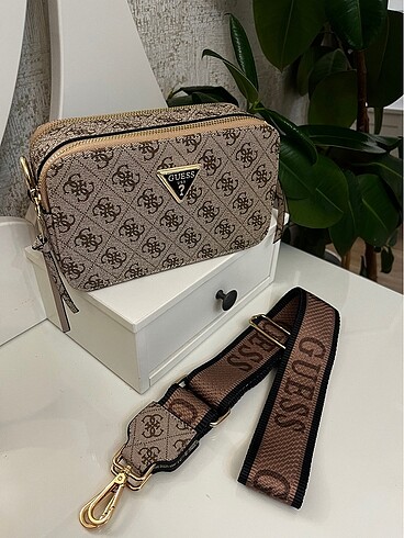 GUESS Kahverengi Askılı Çanta