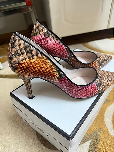 Yılan derisi desenli stiletto