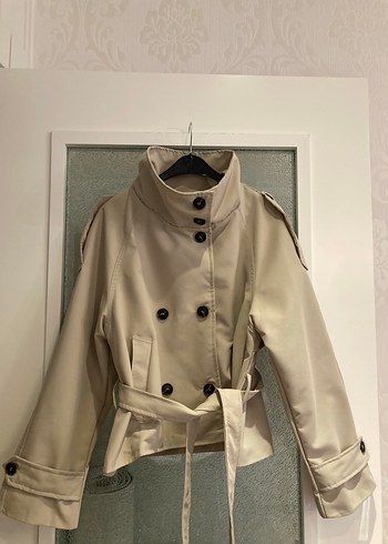 Düğmeli Bej Kadın Kısa Trençkot BERSHKA MUADİLİ S BEDEN