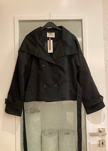 m Beden siyah Renk Siyah Midi Kuşaklı DİK YAKA BERSHKA MUADİLİ M BEDEN TRENÇKOT