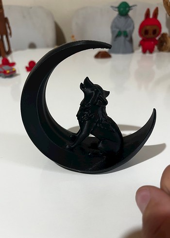 Beden 3D baskı Kara Ay Üzerinde Uluyan Kurt Figürü
