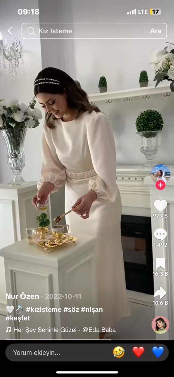 Uzun Kollu Beyaz Minimalist Gelinlik - Görsel 2