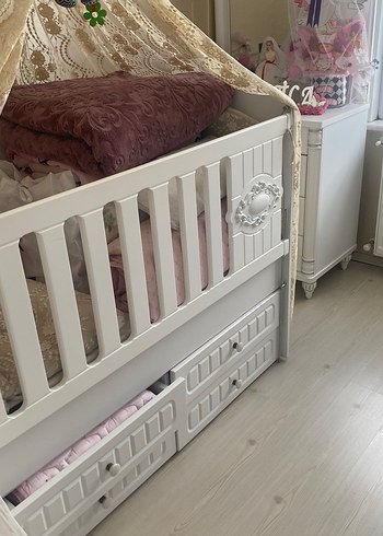 Beyaz Bebek Beşiği ve Altında Çekmeceler