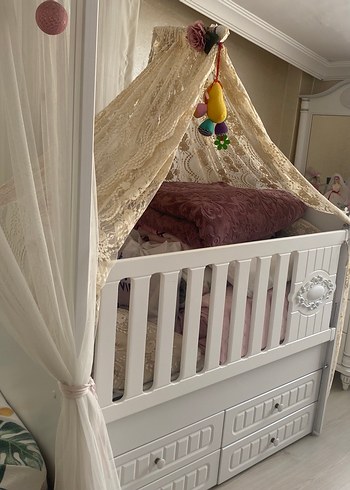 Beden Beyaz Bebek Beşiği ve Altında Çekmeceler