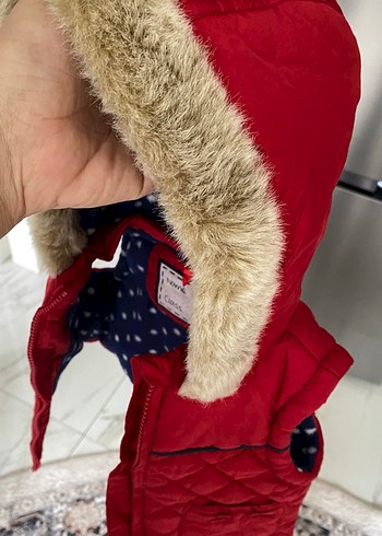 Kız Çocuk Kırmızı Kürklü Kapüşonlu Yelek - Görsel 3