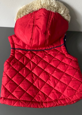 Kız Çocuk Kırmızı Kürklü Kapüşonlu Yelek - Görsel 2