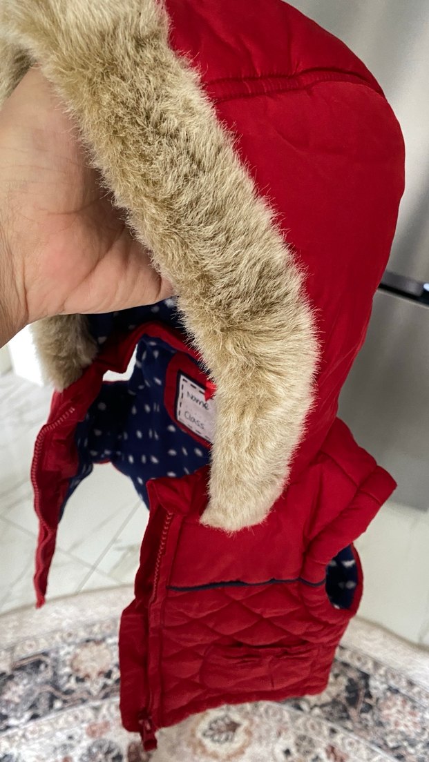 Kız Çocuk Kırmızı Kürklü Kapüşonlu Yelek - Görsel 3