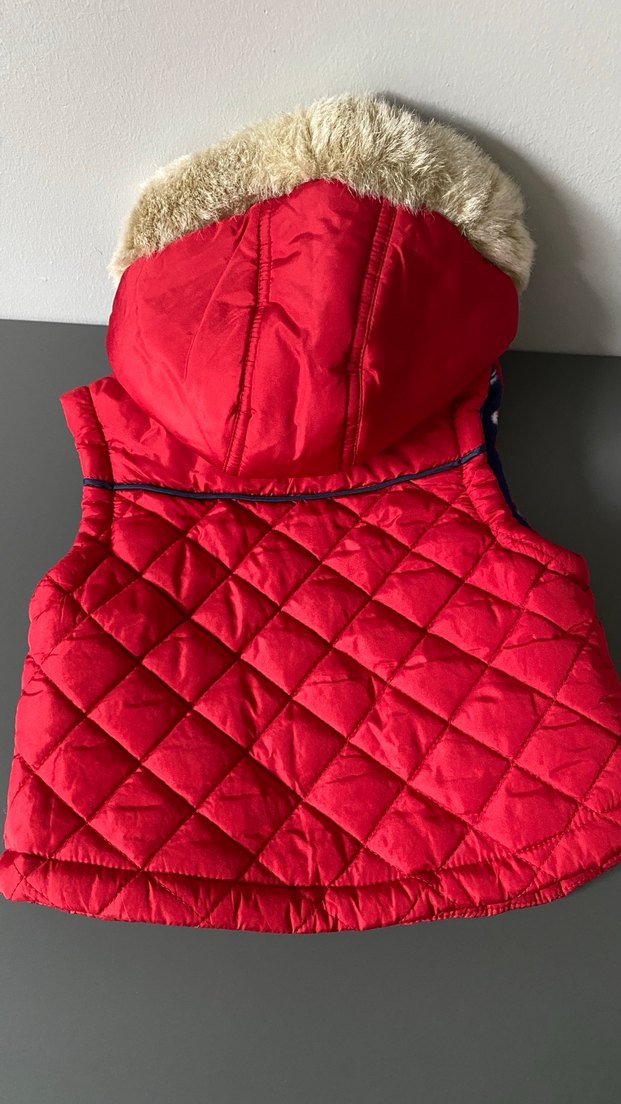 Kız Çocuk Kırmızı Kürklü Kapüşonlu Yelek - Görsel 2