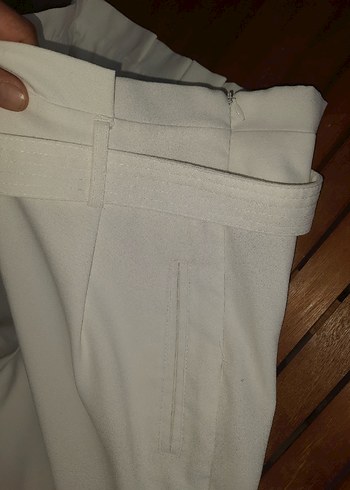 Stradivarius Kemerli Beyaz Mini Kumaş Kadın Pantolon - Görsel 3