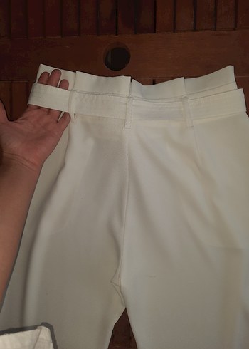 Stradivarius Kemerli Beyaz Mini Kumaş Kadın Pantolon - Görsel 4