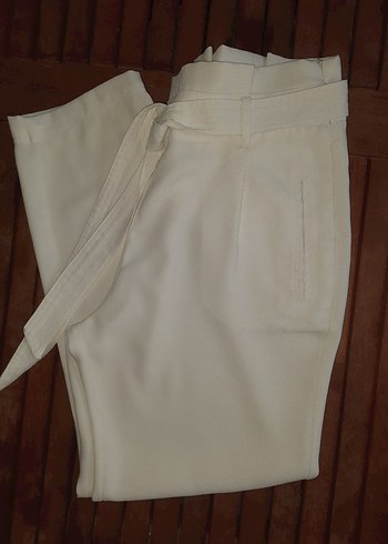 Stradivarius Kemerli Beyaz Mini Kumaş Kadın Pantolon - Görsel 5