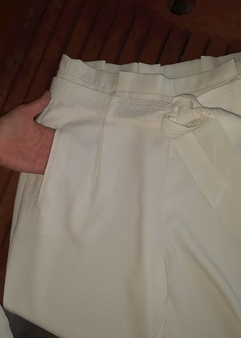 Stradivarius Kemerli Beyaz Mini Kumaş Kadın Pantolon - Görsel 2