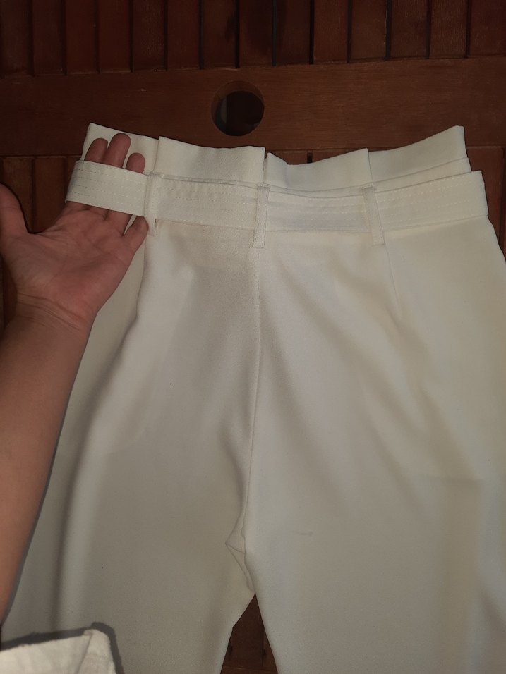 Stradivarius Kemerli Beyaz Mini Kumaş Kadın Pantolon - Görsel 4